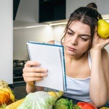 Alimentação pode reduzir sintomas da endometriose: veja o que diz a ciência - pvproductions/magnific