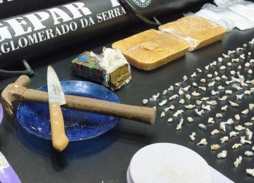 Equipamentos e entorpecentes apreendidos pelo Gepar no Aglomerado da Serra durante opera&ccedil;&atilde;o contra o tr&aacute;fico de drogas -  (crédito: Pol&iacute;cia Militar/divulga&ccedil;&atilde;o)