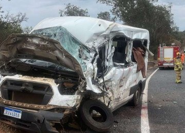 Vítimas estavam em van e eram transportadas para fazer tratamento de saúde em Diamantina -  (crédito: CBMMG)