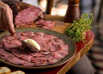 Sorvete de mostarda dijon é servido com carpaccio de picanha defumada na Cantina Piacenza
 -  (crédito: Gustavo Andrade/Divulgação)