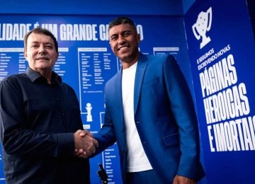 O acionista majoritário da SAF celeste, Pedro Lourenço, recebe o novo diretor-executivo de futebol do clube, o ex-jogador Paulinho -  (crédito: GUSTAVO ALEIXO/CRUZEIRO)