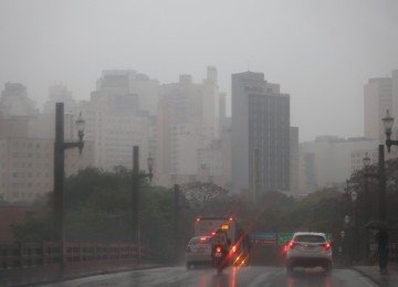 Alerta da Defesa Civil indica pancadas de chuva com raios e rajadas de vento até as 8h desta quinta (15/10) -  (crédito: Marcos Vieira /EM/DA. Press)