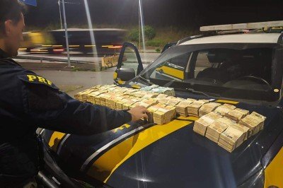 Dinheiro em espécie foi apreendido pela PRF -  (crédito: PRF/Divulgação)