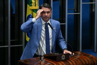 Fl&aacute;vio Bolsonaro discursa no Congresso Nacional, onde declarou voto favor&aacute;vel &agrave; PEC que determina o fim da escala 6x1, pauta da mat&eacute;ria -  (crédito: Ton Molina/Ag&ecirc;ncia Senado)