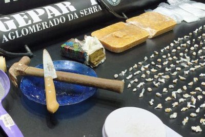 Equipamentos e entorpecentes apreendidos pelo Gepar no Aglomerado da Serra durante opera&ccedil;&atilde;o contra o tr&aacute;fico de drogas -  (crédito: Pol&iacute;cia Militar/divulga&ccedil;&atilde;o)