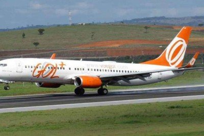 Aeronave da GOL Linhas A&eacute;reas em opera&ccedil;&atilde;o, enquanto a companhia anuncia suspens&atilde;o de 11 rotas devido ao custo do combust&iacute;vel -  (crédito: Matheus Adler/EM/D.A Press)