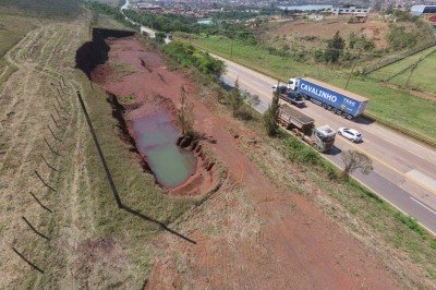 Às margens da BR-040, pilhagem de minério deixou cava que se enche de água, provoca erosão e ameaça a integridade da rodovia na saída para o Rio de Janeiro
 -  (crédito: Mateus Parreiras/EM/D.A Press)