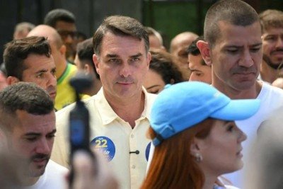 O texto apresentado por Marinho reproduz o conteúdo de uma proposta apresentada pelo próprio Flávio Bolsonaro em março de 2019  -  (crédito: Mauro Pimentel/AFP )