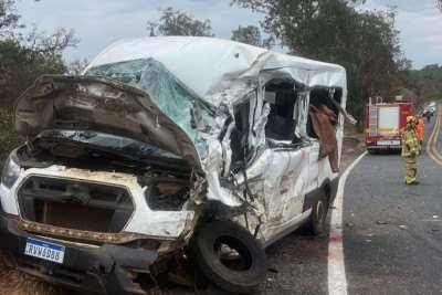 Vítimas estavam em van e eram transportadas para fazer tratamento de saúde em Diamantina -  (crédito: CBMMG)