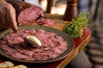 Sorvete de mostarda dijon é servido com carpaccio de picanha defumada na Cantina Piacenza
 -  (crédito: Gustavo Andrade/Divulgação)