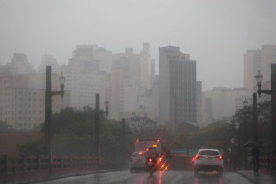 Alerta da Defesa Civil indica pancadas de chuva com raios e rajadas de vento até as 8h desta quinta (15/10) -  (crédito: Marcos Vieira /EM/DA. Press)