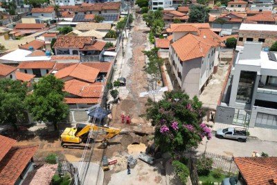 Temporal que atingiu a capital mineira entre a noite de terça-feira (13/10) e a manhã desta quarta-feira (14/10) provou diversos problemas pela cidade, um deles foi na Rua José Moreira, no Tirol, na Região do Barreiro -  (crédito: Leandro Couri/EM/D.A. Press)