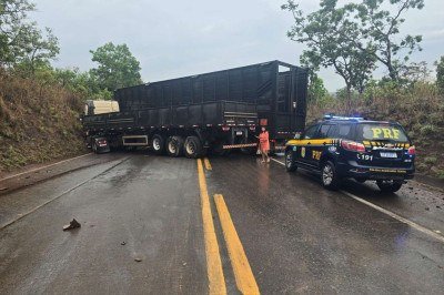 BR-040 é liberada pela PRF após acidente envolvendo carreta na manhã desta quarta-feira (14) -  (crédito: Reprodução/PRF)
