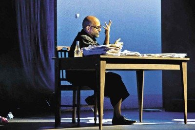 Michel Alcoforado fará duas sessões do monólogo 'Coisa de rico: outras histórias' em BH, no domingo; a primeira já está esgotada -  (crédito: Renan Prado/Divulgação)