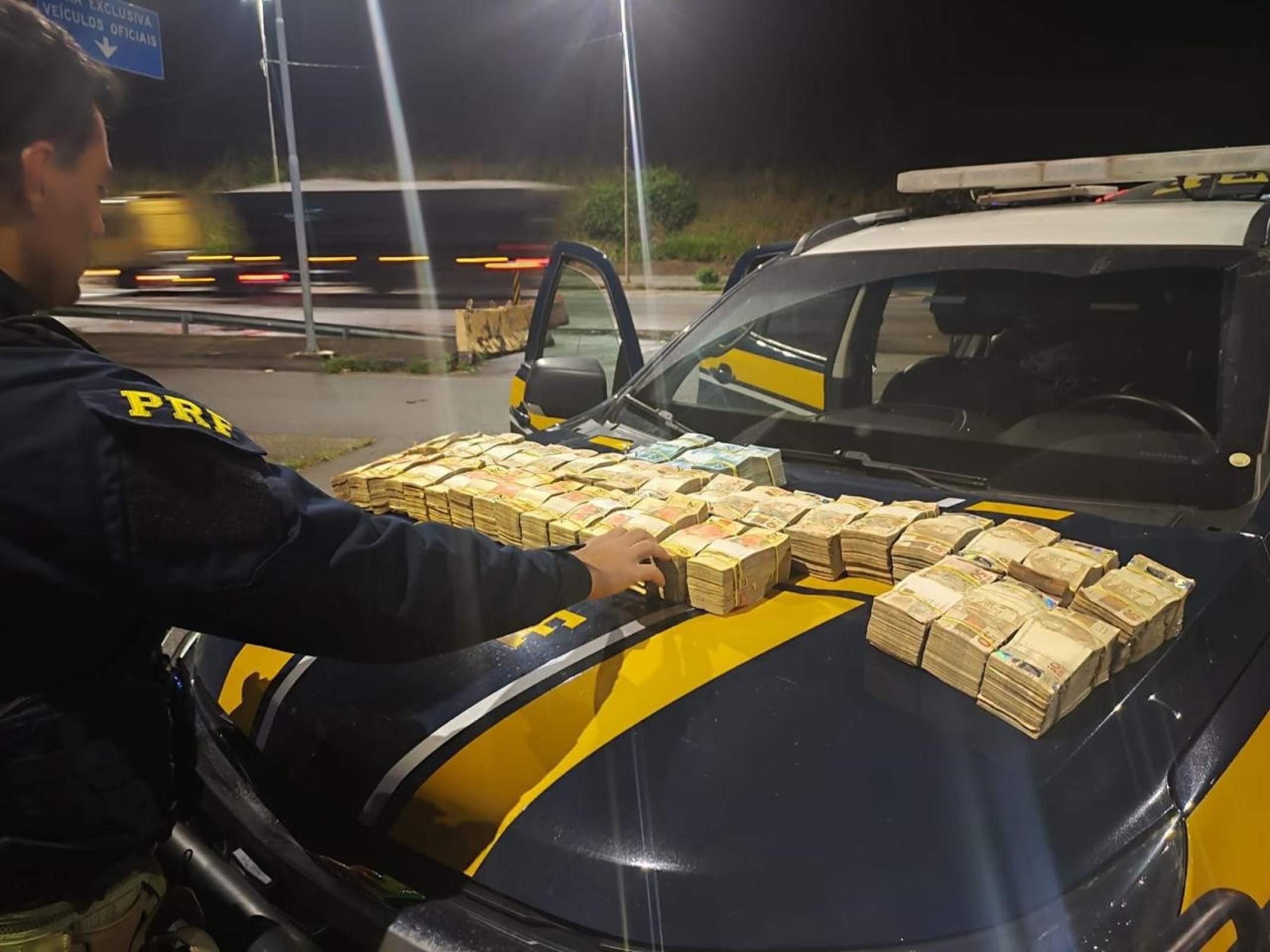 PRF intercepta carro na BR-381 com R$ 870 mil e motorista cita "política"