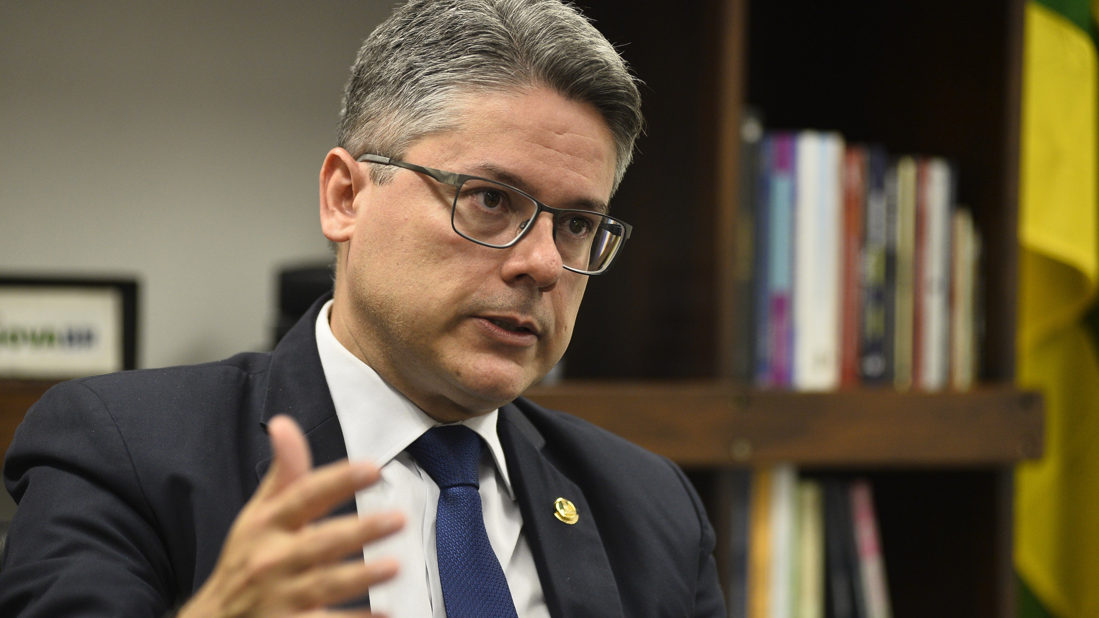 Alessandro Vieira sobre Flávio x Lula: 'Disputa medíocre de rejeições'
