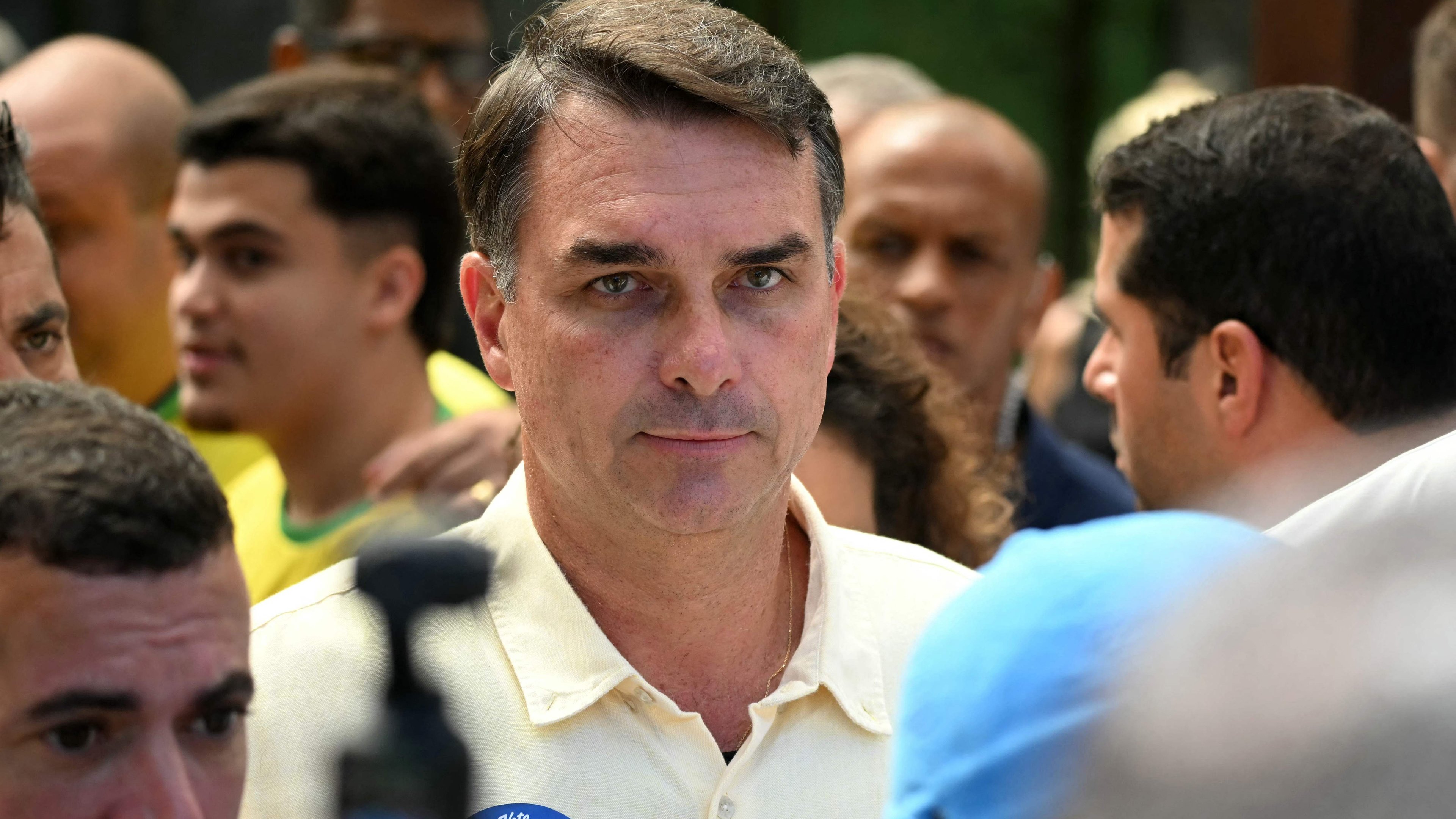 Fl&aacute;vio Bolsonaro reviu sua posi&ccedil;&atilde;o e votar&aacute; a favor da PEC que acaba com a escala 6x1 -  (crédito: MAURO PIMENTEL / AFP)