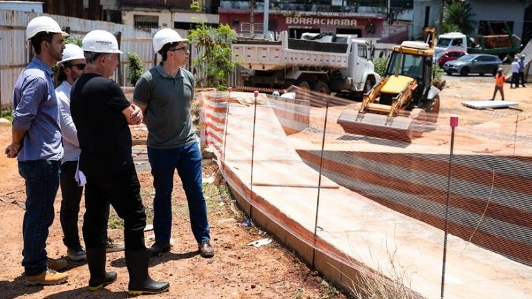 Prefeito &Aacute;lvaro Dami&atilde;o vistoria o andamento das obras da Pra&ccedil;a das &Aacute;guas, que visam ampliar a capacidade de drenagem em Belo Horizonte -  (crédito: Rodrigo Clemente/PBH)