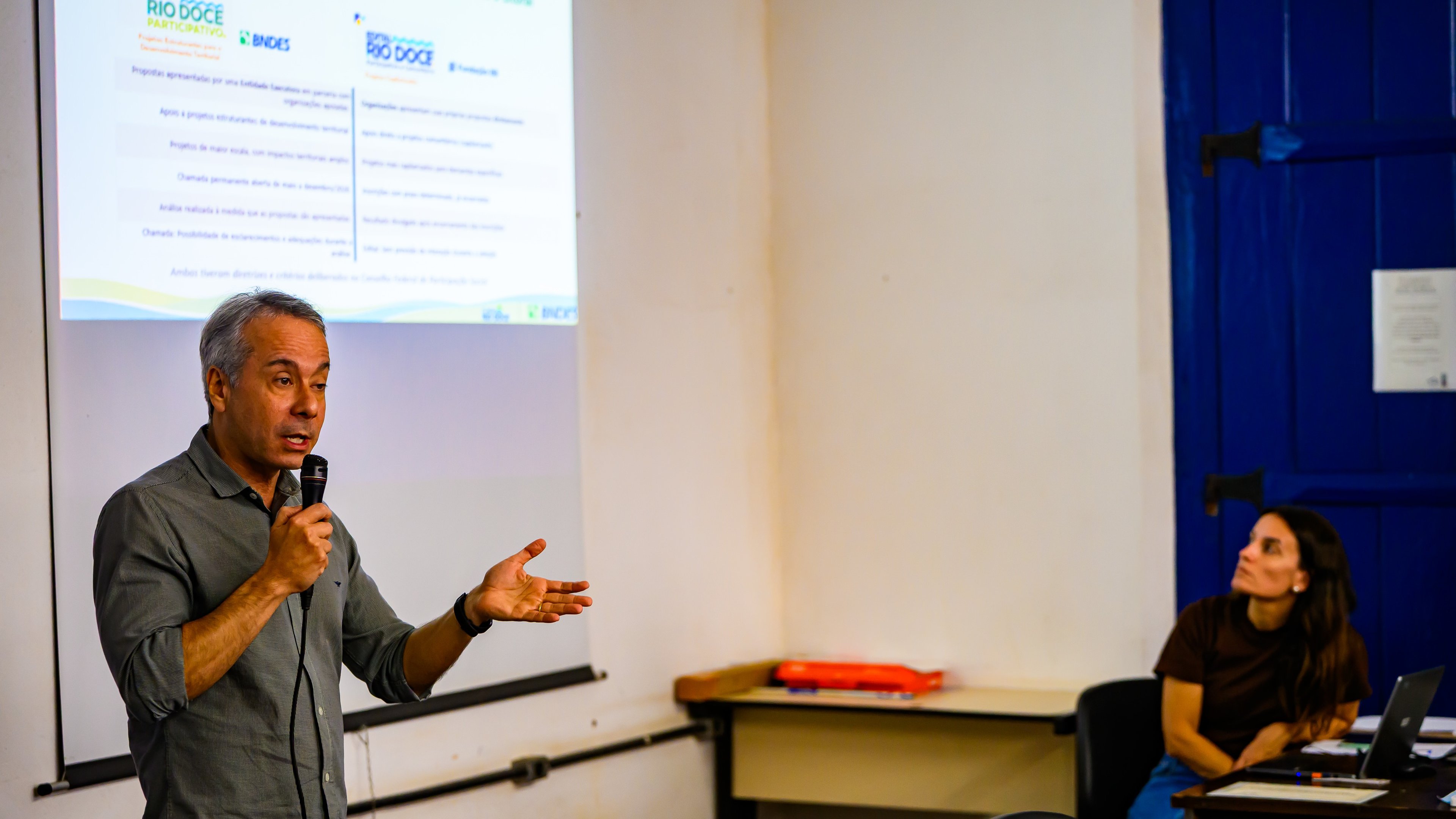 Representante do BNDES apresenta a Chamada Rio Doce Participativo em reuni&atilde;o com organiza&ccedil;&otilde;es locais. -  (crédito: Cesar Tropia/BNDES)