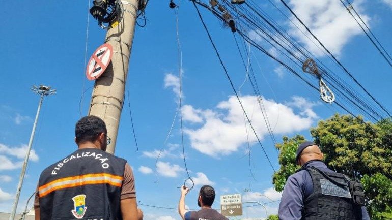 Fiscais da Prefeitura de Belo Horizonte e Guarda Municipal inspecionam fia&ccedil;&atilde;o irregular em postes da capital para reduzir riscos e melhorar a cidade -  (crédito: Aline Pereira)