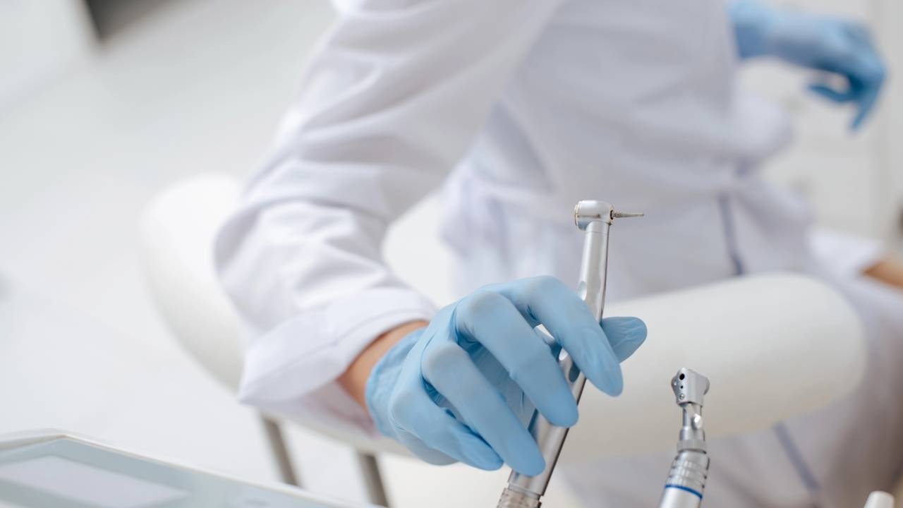 Procedimentos odontol&oacute;gicos complexos, como implantes dent&aacute;rios, levam pacientes a buscar atendimento internacional. -  (crédito: Cr&eacute;ditos: depositphotos.com / HayDmitriy)