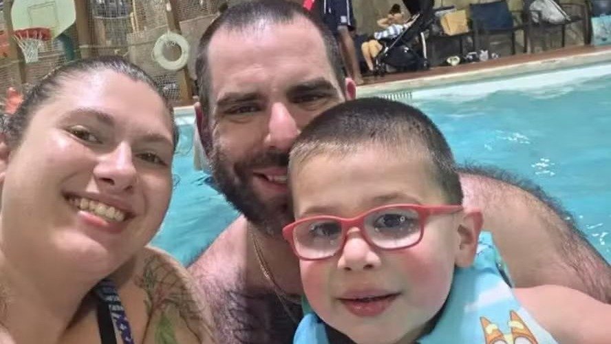 Registro da fam&iacute;lia Harrison em piscina, antes da m&atilde;e ser acusada de matar o marido e o filho no resort -  (crédito: Reprodu&ccedil;&atilde;o / Facebook)