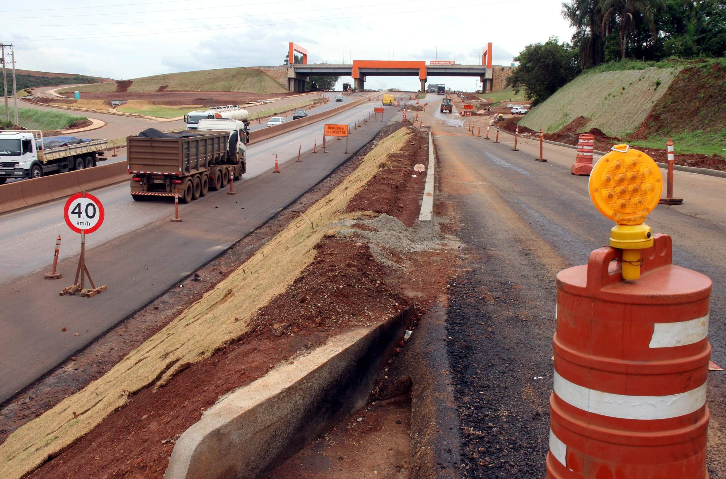 Foram feitas a retirada da cobertura vegetal autorizada pelo Ibama e a limpeza mecanizada - realizada por equipes da concessionária - na área de obras da BR-040