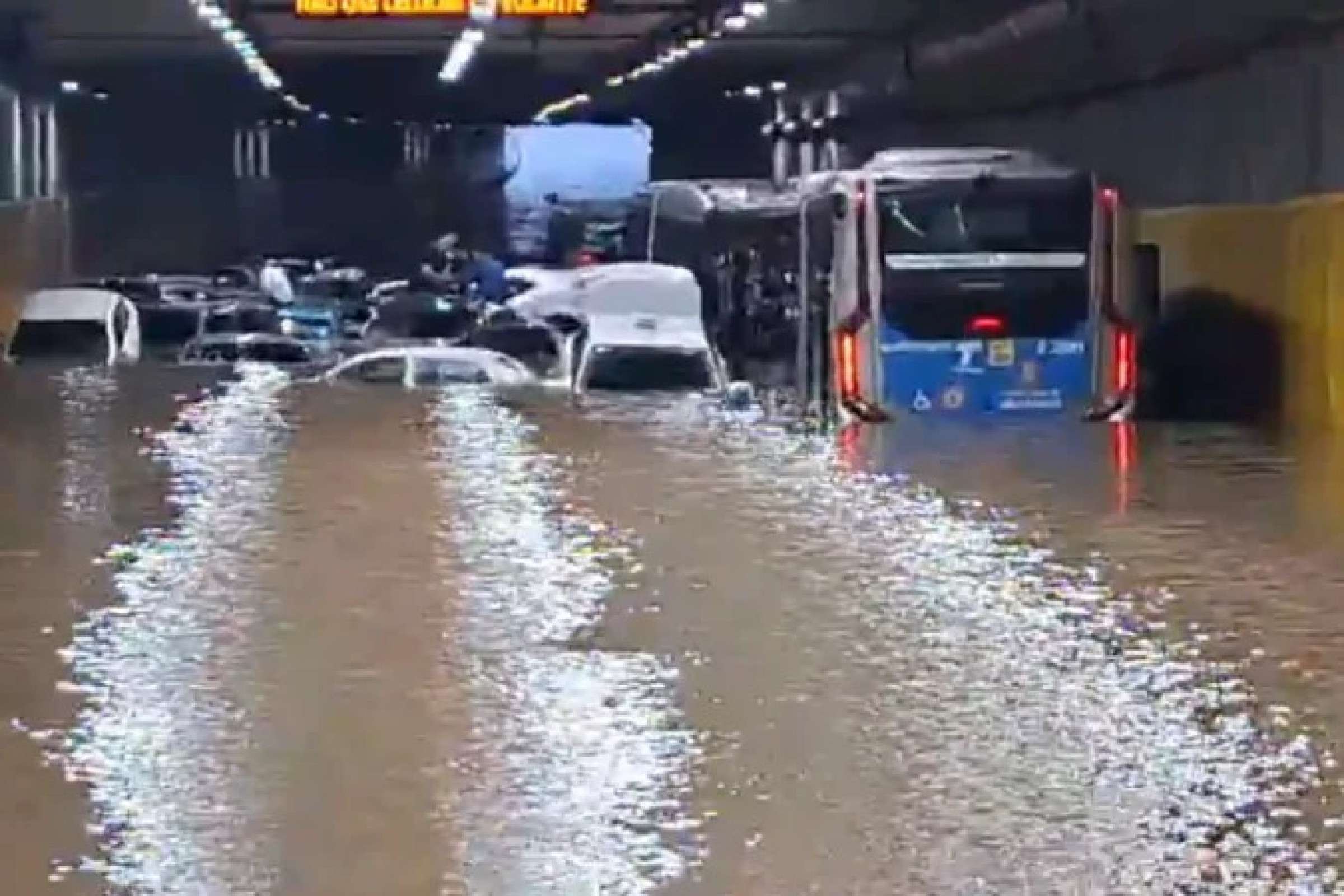 Chuvas em São Paulo causam alagamentos em metrô, túneis e ruas da capital