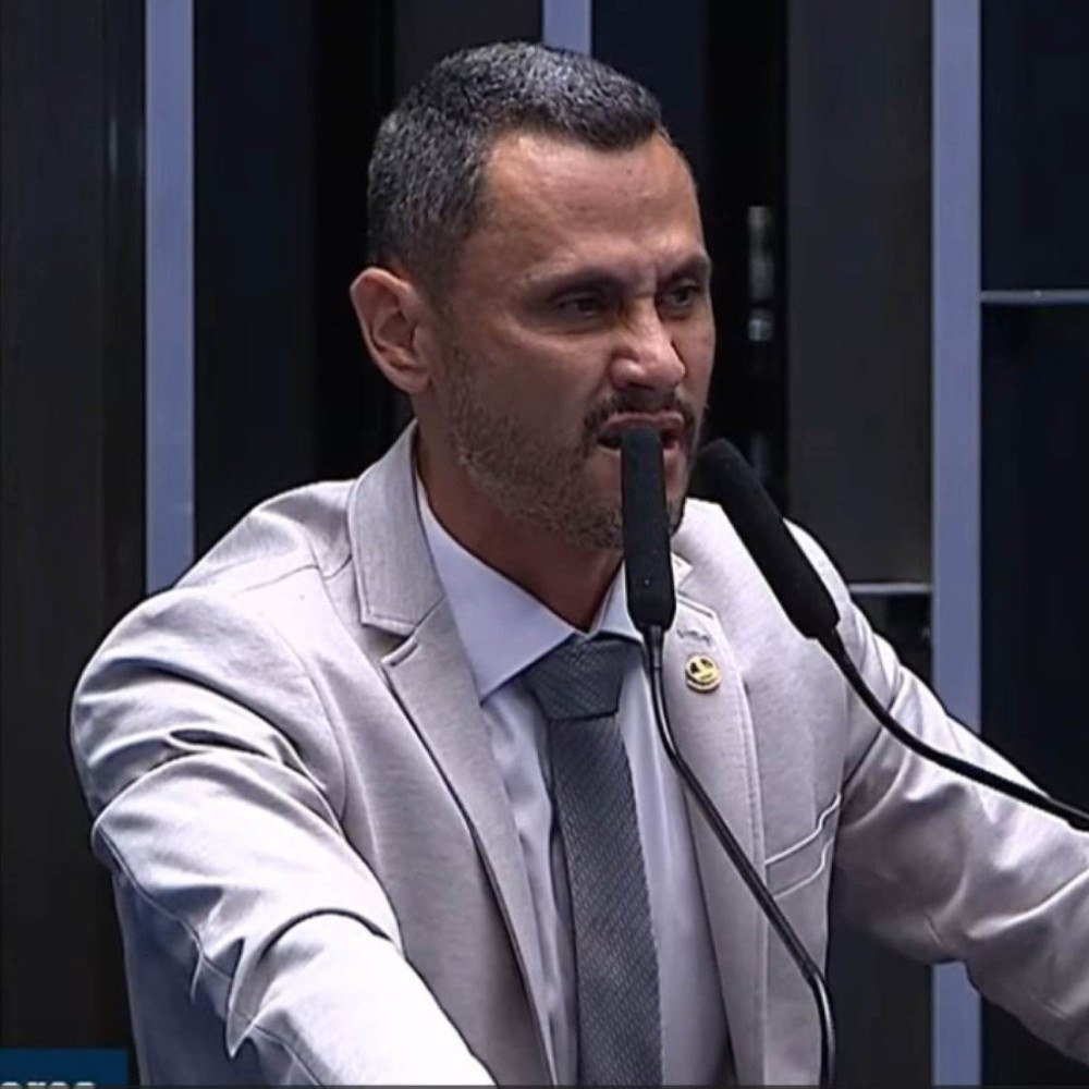 Cleitinho Azevedo se emociona e passa mal no Senado