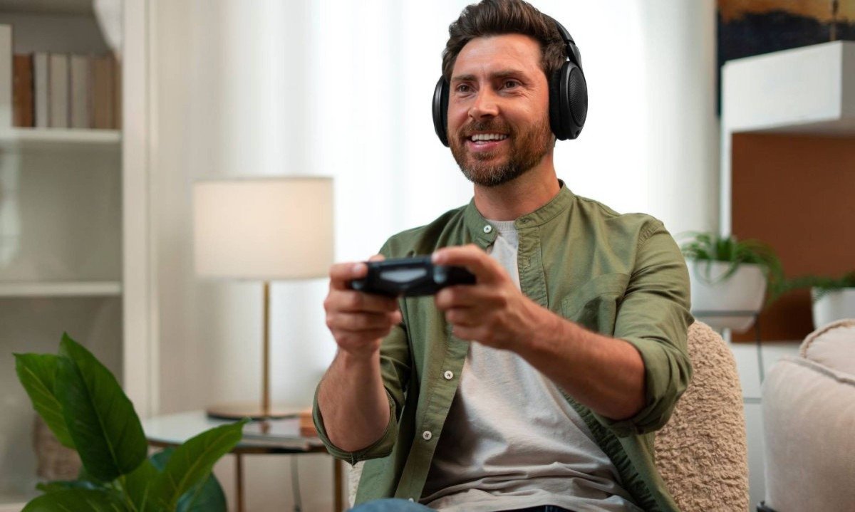 O acesso a dispositivos e plataformas influencia a maneira como os jogadores descobrem títulos, participam de comunidades e consomem conteúdo digital - (crédito: Magnific)