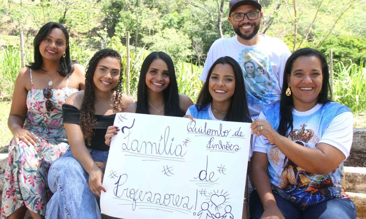 Primos e professores do Quilombo de Pinhões: da esquerda para a direita, Daiana, Bárbara, Ana Carolina, Letícia, Márcio e Andréa - (crédito: JAIR AMARAL/EM/D.A PRESS)