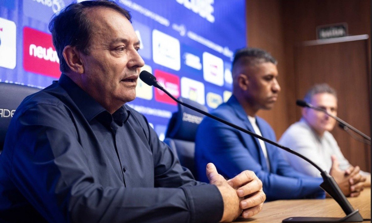 O acionista majoritário do Cruzeiro, Pedro Lourenço, desabafa durante apresentação de Paulinho (D)
 -  (crédito: Gustavo Aleixo/Cruzeiro)