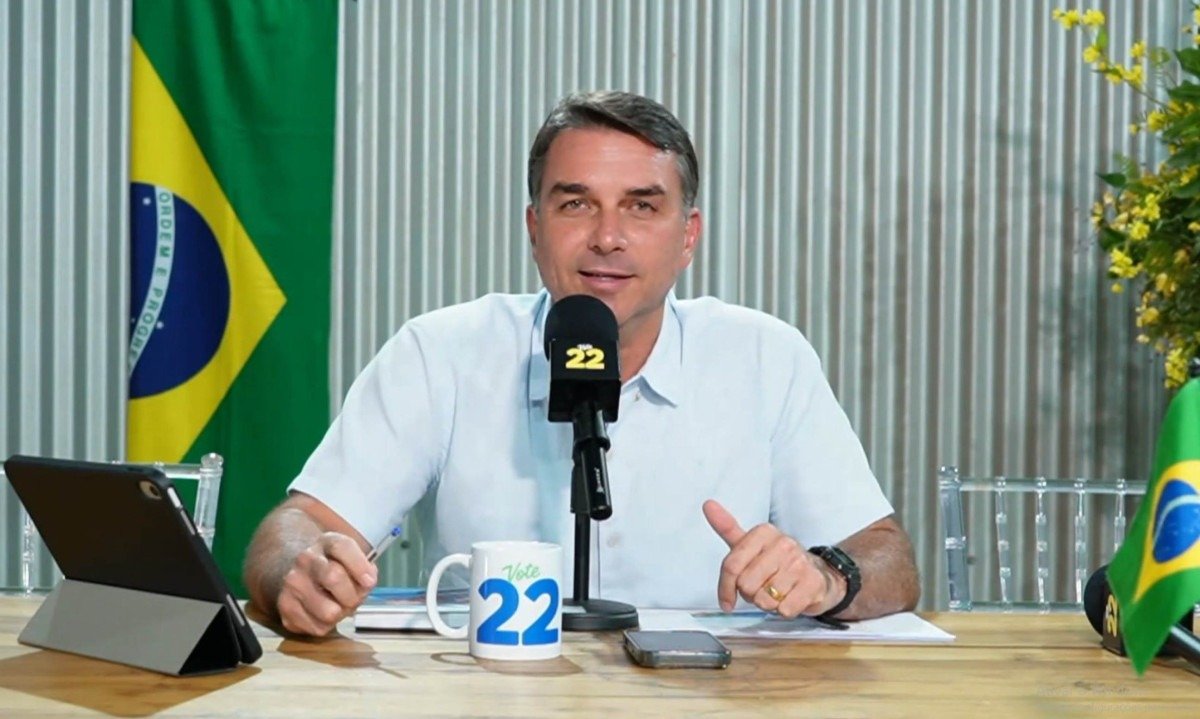 Flávio Bolsonaro durante transmissão ao vivo nas redes sociais - (crédito: Flávio Bolsonaro/X/Reprodução)