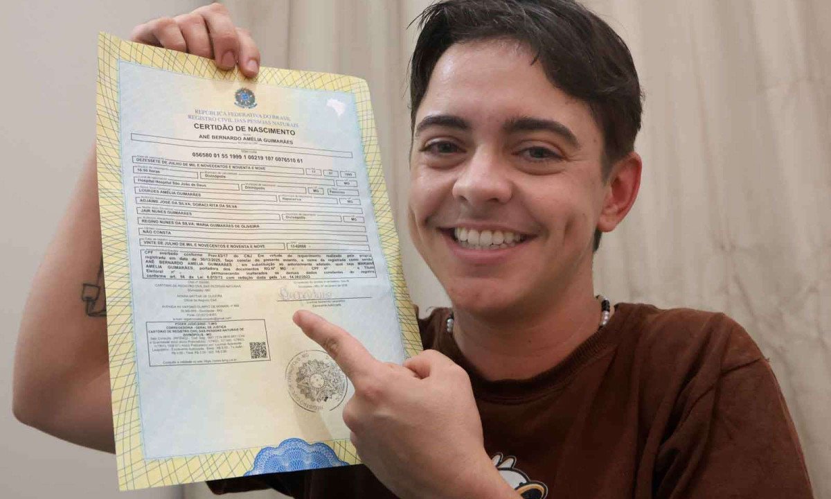 "Simples não é. Mas cada pessoa vai ter uma experiência diferente de acordo com a demanda, se a pessoa vai ter condições de ir até a cidade onde ela foi registrada. Cada processo é um processo. Mas, no meu caso, eu achei até rápido"
Anê Bernardo Amélia Guimarães, educador e ator, de 27 anos, que oficializou o nome escolhido em janeiro de 2026 - (crédito: MARCOS VIEIRA/EM/D.A Press)