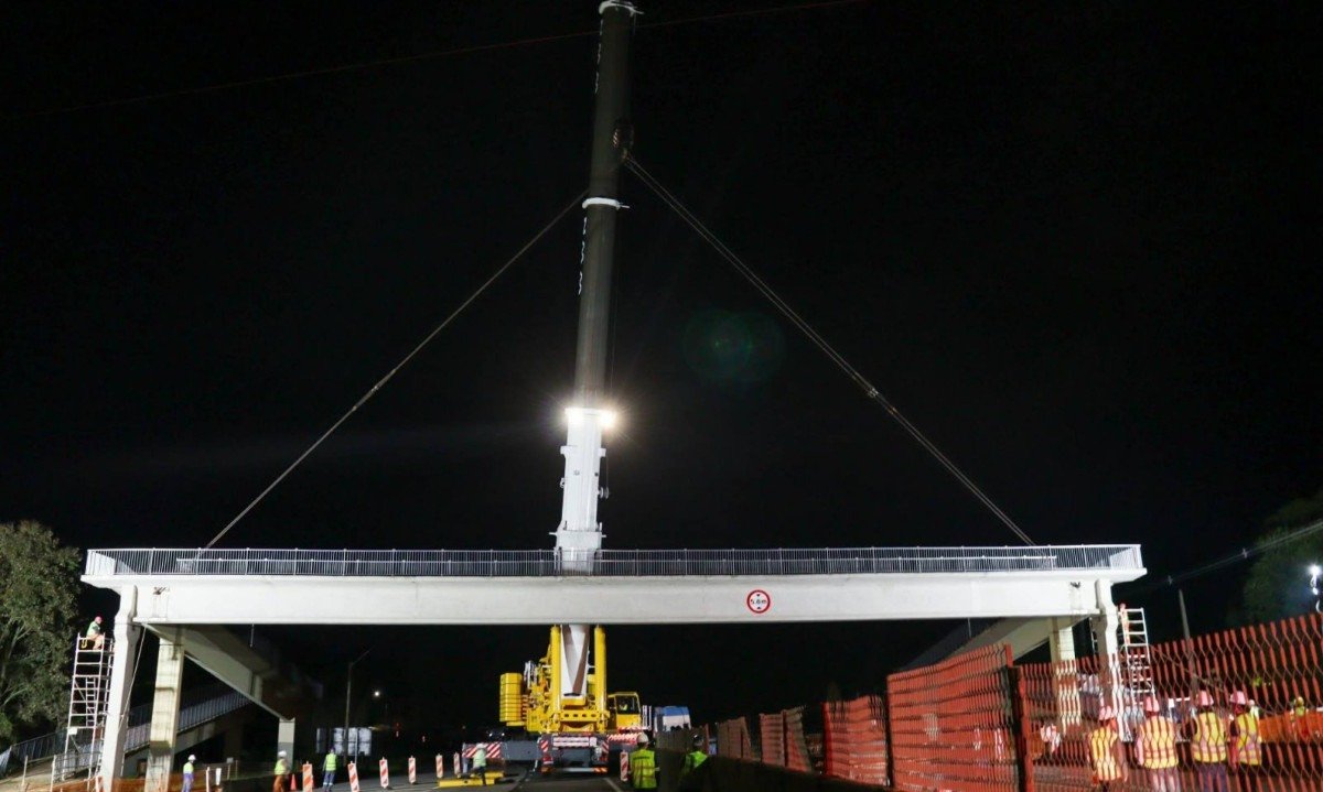 Içamento de passarela de 90 toneladas é concluída na BR-381, entre Extrema e Vargem, em SP - (crédito: Divulgação/Motiva Minas SP)