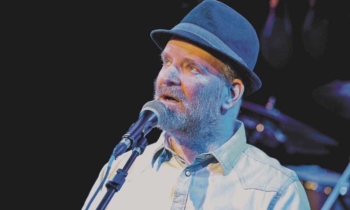 O cantor, pianista e compositor Manu Lafer resgatou o repertório que quase se perdeu durante incêndio em sua casa - (crédito: Acervo pessoal)