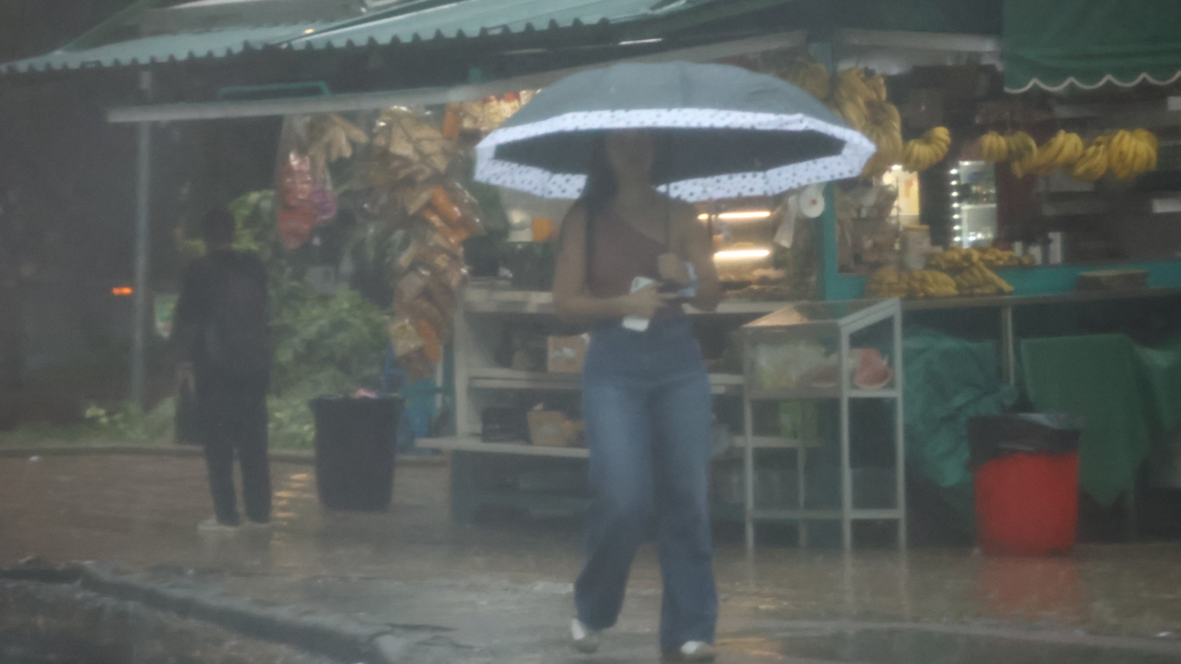 Moradores de Belo Horizonte se preparam para pancadas de chuva e tempestades isoladas, conforme alerta da Defesa Civil -  (crédito:  Marcos Vieira /EM/DA. Press)