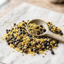 Batatas assadas podem ganhar um sabor diferente com um tempero aplicado antes de ir ao forno: a combinação reúne notas que vão além da picância no resultado - Imagem ilustrativa gerada por IA