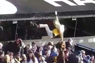 Torcedor bebe cinco cervejas, cai da arquibancada sobre casal e é julgado por agressão; veja decisão