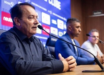 O acionista majoritário do Cruzeiro, Pedro Lourenço, desabafa durante apresentação de Paulinho (D)
 -  (crédito: Gustavo Aleixo/Cruzeiro)