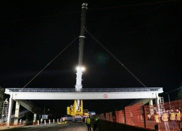 Içamento de passarela de 90 toneladas é concluída na BR-381, entre Extrema e Vargem, em SP -  (crédito: Divulgação/Motiva Minas SP)