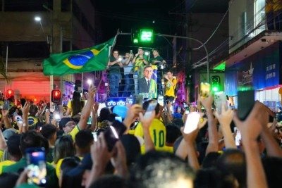 'Quem está com saudades do Bolsonaro aí?', gritou Flávio aos apoiadores  -  (crédito: Divulgação/Campanha Flávio Bolsonaro)