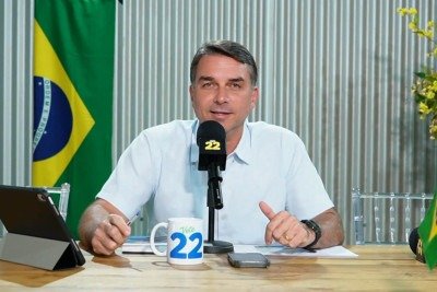 Flávio Bolsonaro durante transmissão ao vivo nas redes sociais -  (crédito: Flávio Bolsonaro/X/Reprodução)
