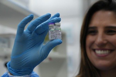 A pesquisadora Ana Clara Gazzinelli, do CTVacinas, integra a equipe que está desenvolvendo a Vivaxin -  (crédito: Laura Mota/Fapesp/Reprodução)