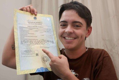 'Simples não é. Mas cada pessoa vai ter uma experiência diferente de acordo com a demanda, se a pessoa vai ter condições de ir até a cidade onde ela foi registrada. Cada processo é um processo. Mas, no meu caso, eu achei até rápido'
Anê Bernardo Amélia Guimarães, educador e ator, de 27 anos, que oficializou o nome escolhido em janeiro de 2026  -  (crédito: MARCOS VIEIRA/EM/D.A Press)