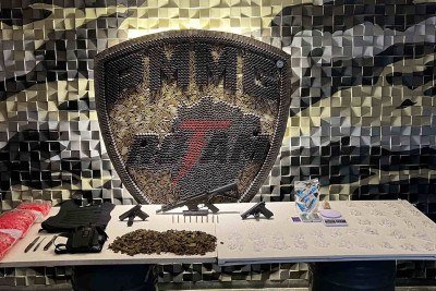 PMMG apreende fuzil, pistola e drogas em Ventosa, na quarta-feira (14/10) -  (crédito: PMMG/Divulgação )