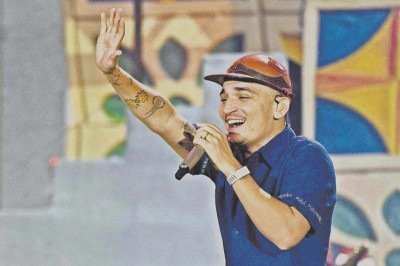João Gomes estará domingo em Inhotim, com ingressos esgotados, e volta em dezembro para cantar na Esplanada do Mineirão -  (crédito: Pablo Porciúncula/AFP)