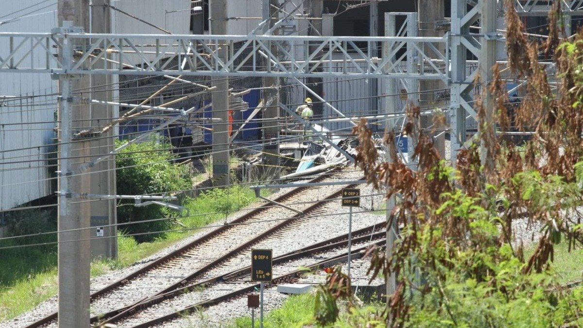 O p&aacute;tio de manuten&ccedil;&atilde;o do metr&ocirc;, onde um dos avi&otilde;es acidentados na Pampulha caiu sobre os trilhos, com equipes de resgate no local -  (crédito: Jair Amaral/EM/D.A. Press)