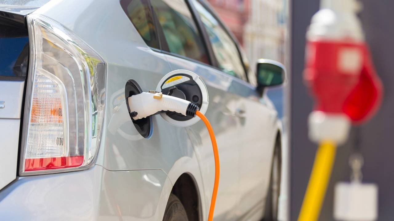 A recarga de ve&iacute;culos h&iacute;bridos plug-in &eacute; essencial para aproveitar a autonomia el&eacute;trica em trajetos urbanos, como detalhado por especialista -  (crédito: Cr&eacute;ditos: depositphotos.com / kasto)