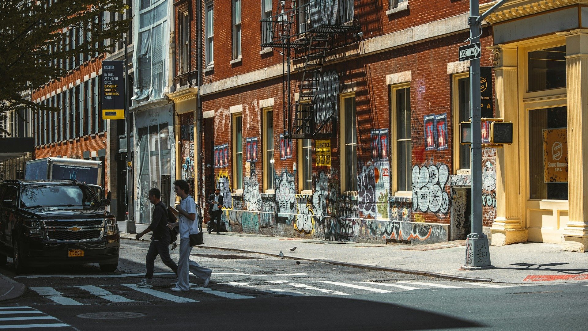 Avenidas de Nova York, onde ca&ccedil;adores de tesouros buscam objetos de valor e sucata met&aacute;lica nos bueiros da cidade -  (crédito: Unsplash)
